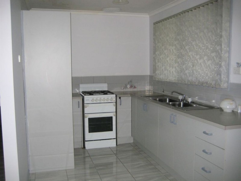 17 Caroline Crescent, Cranbourne VIC 3977