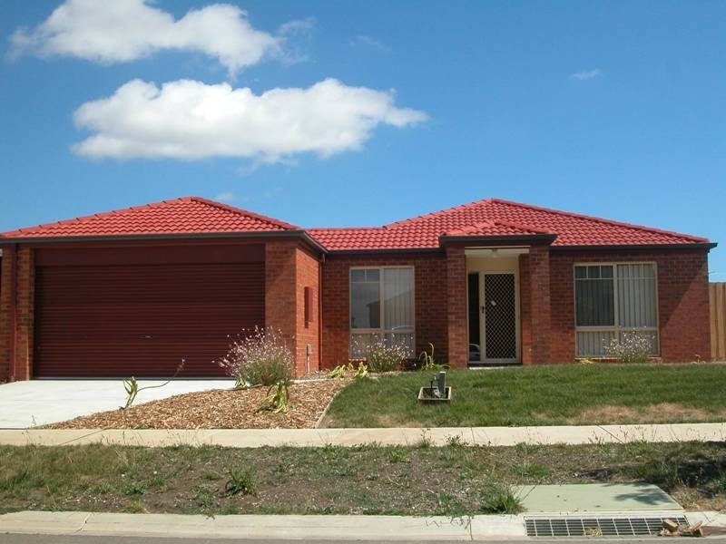 61 Phoenix Avenue, Cranbourne VIC 3977