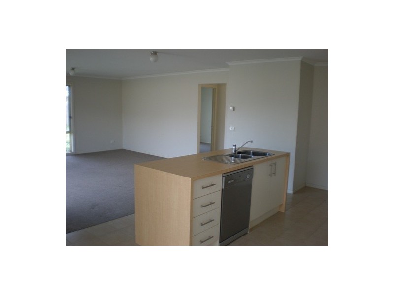 61 Phoenix Avenue, Cranbourne VIC 3977
