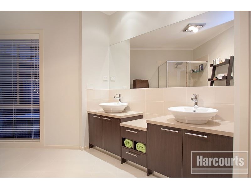 12 Dennis Avenue, Pakenham VIC 3810