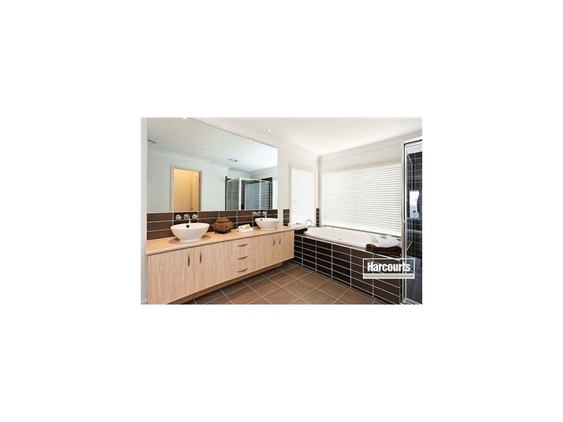 32 Clearwater Drive, Pakenham VIC 3810