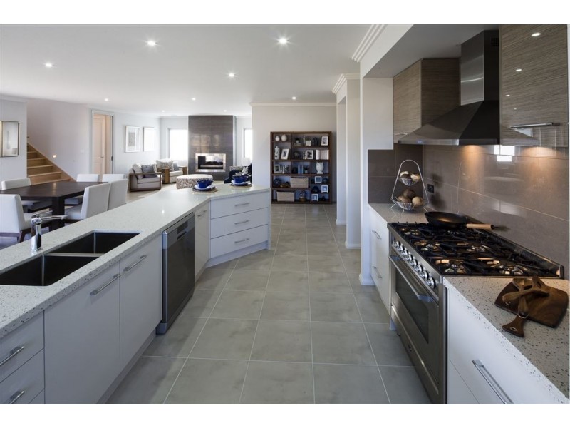 13 Stoneleigh Road, Cranbourne North VIC 3977