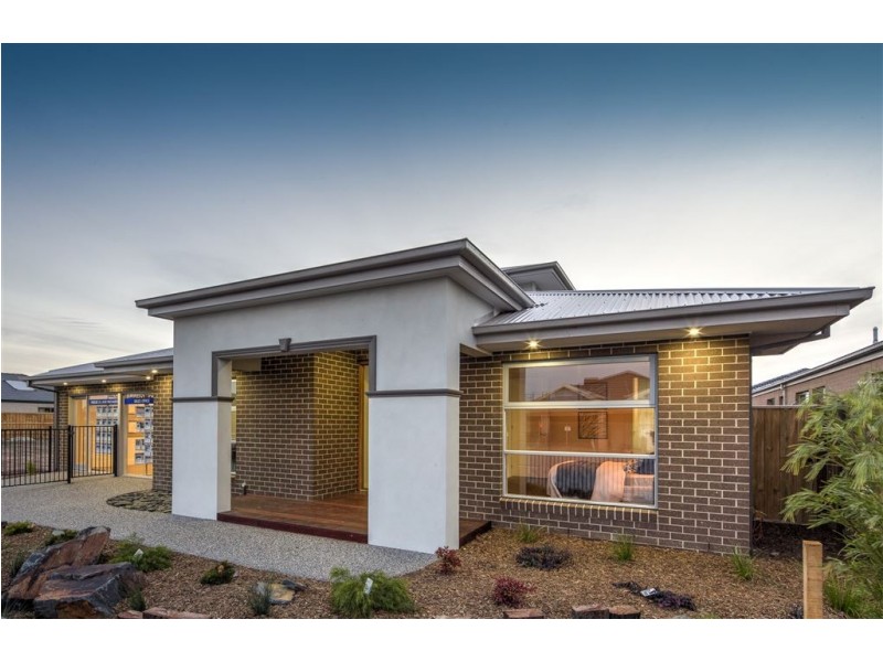 13 Stoneleigh Road, Cranbourne North VIC 3977