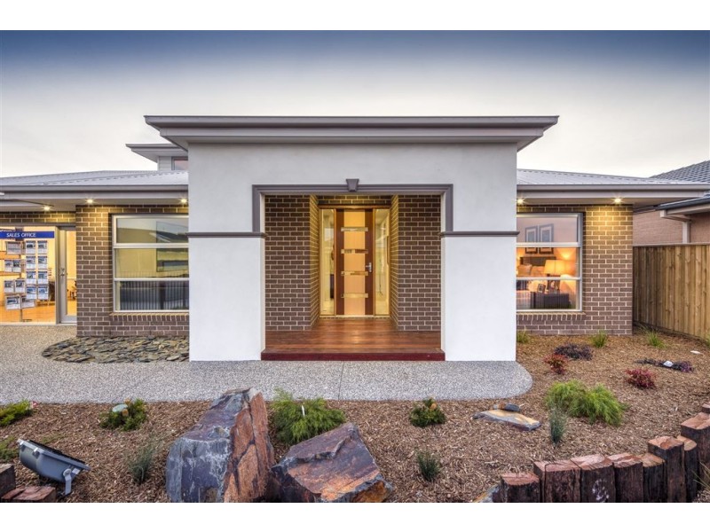 13 Stoneleigh Road, Cranbourne North VIC 3977