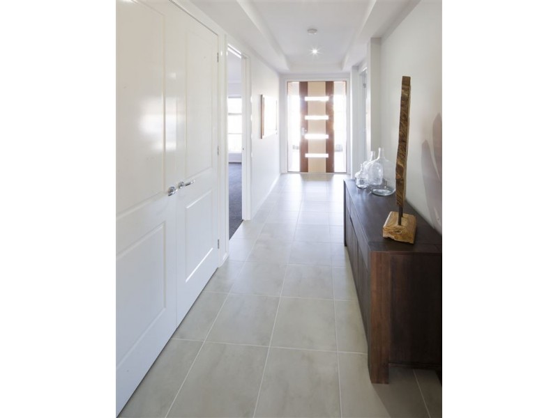 13 Stoneleigh Road, Cranbourne North VIC 3977