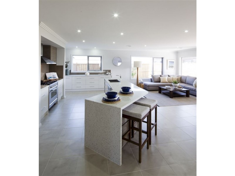 13 Stoneleigh Road, Cranbourne North VIC 3977