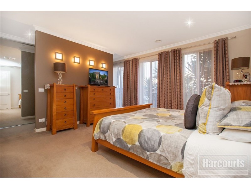 10 Lucerne Circuit, Pakenham VIC 3810