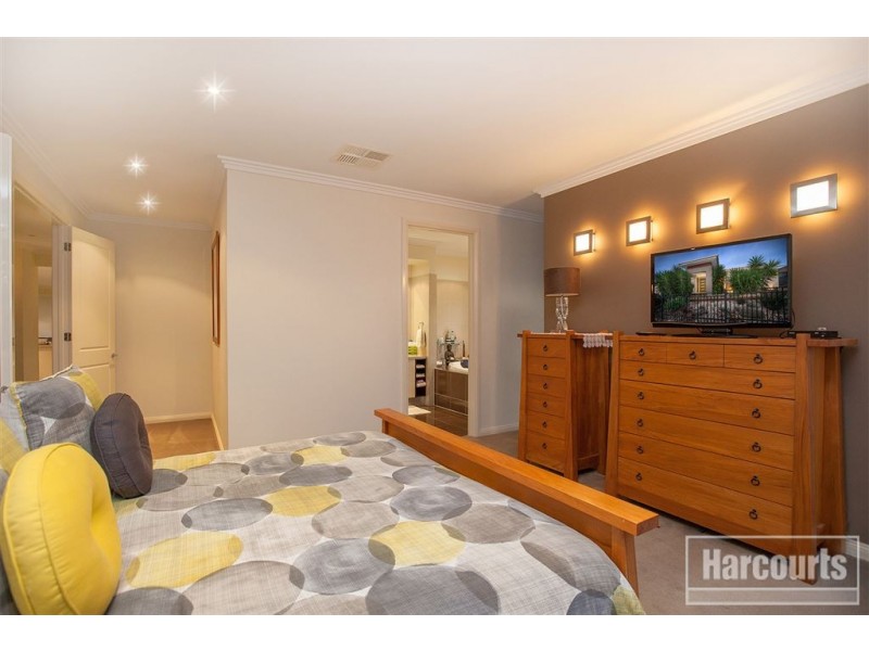 10 Lucerne Circuit, Pakenham VIC 3810