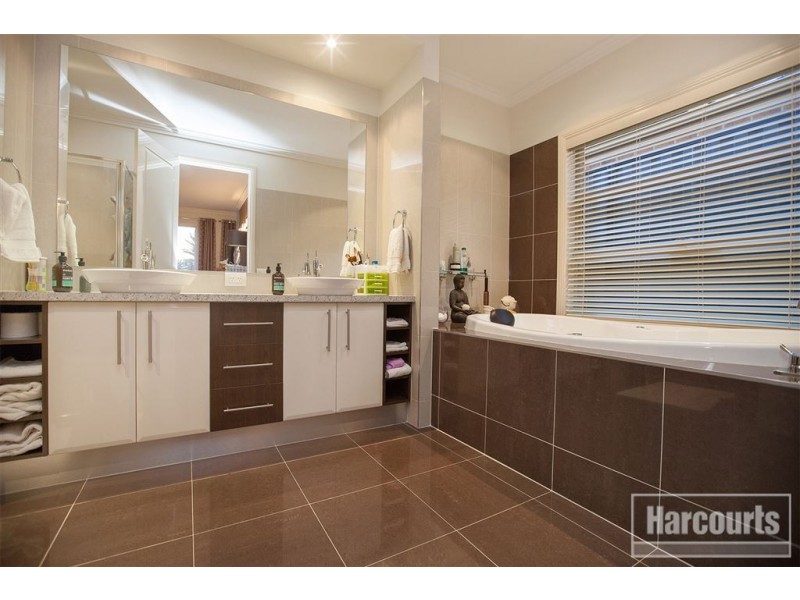 10 Lucerne Circuit, Pakenham VIC 3810