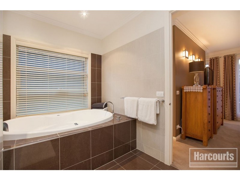 10 Lucerne Circuit, Pakenham VIC 3810