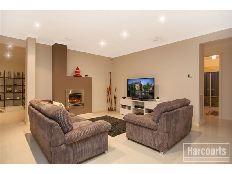 10 Lucerne Circuit, Pakenham VIC 3810