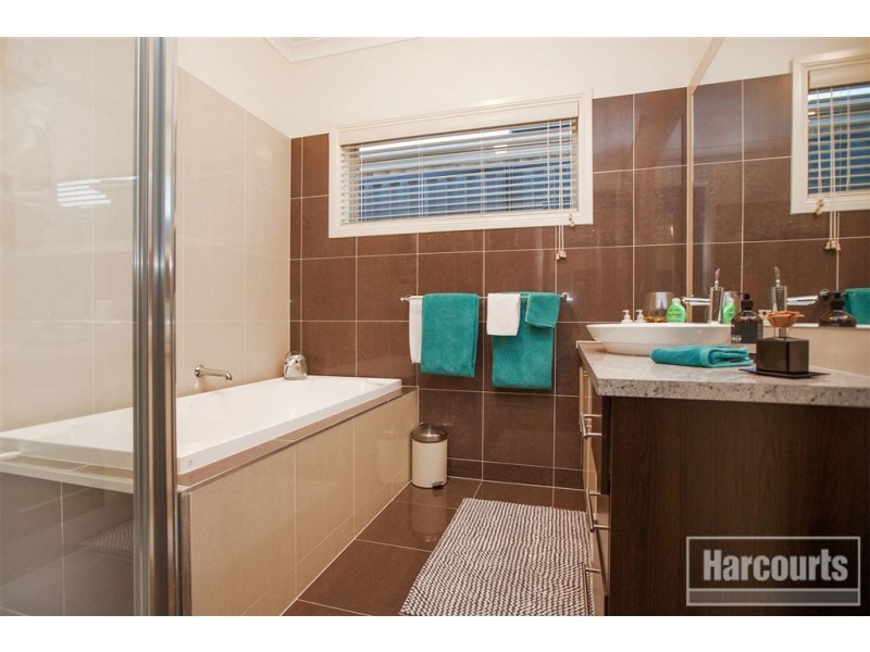 10 Lucerne Circuit, Pakenham VIC 3810