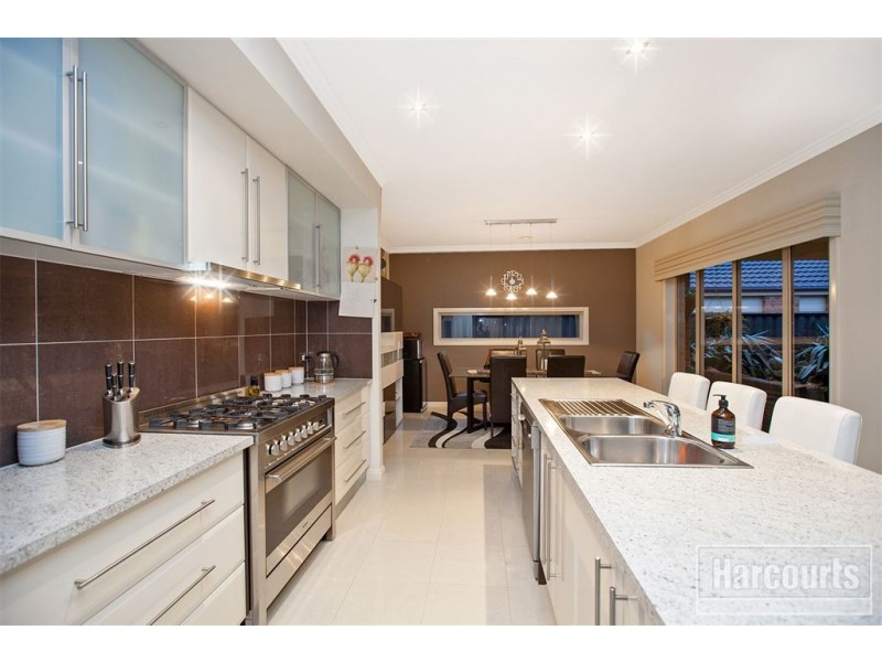 10 Lucerne Circuit, Pakenham VIC 3810