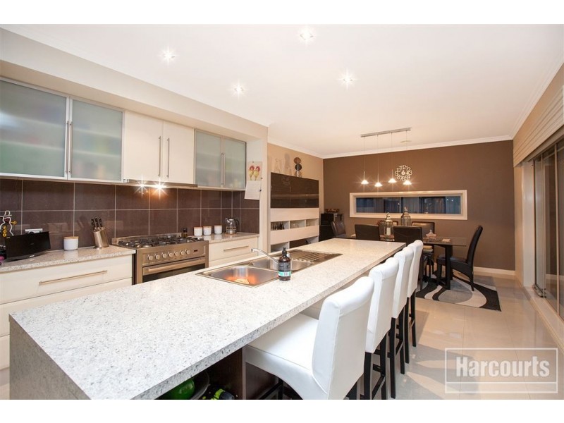 10 Lucerne Circuit, Pakenham VIC 3810