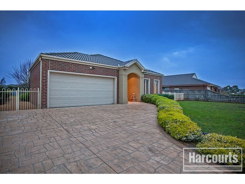 8 Banjo Paterson Drive, Pakenham VIC 3810