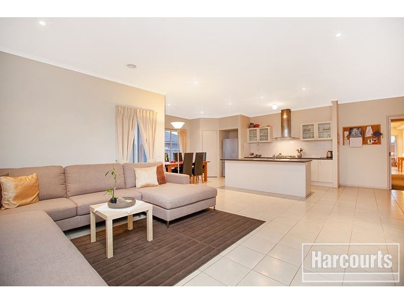 8 Banjo Paterson Drive, Pakenham VIC 3810