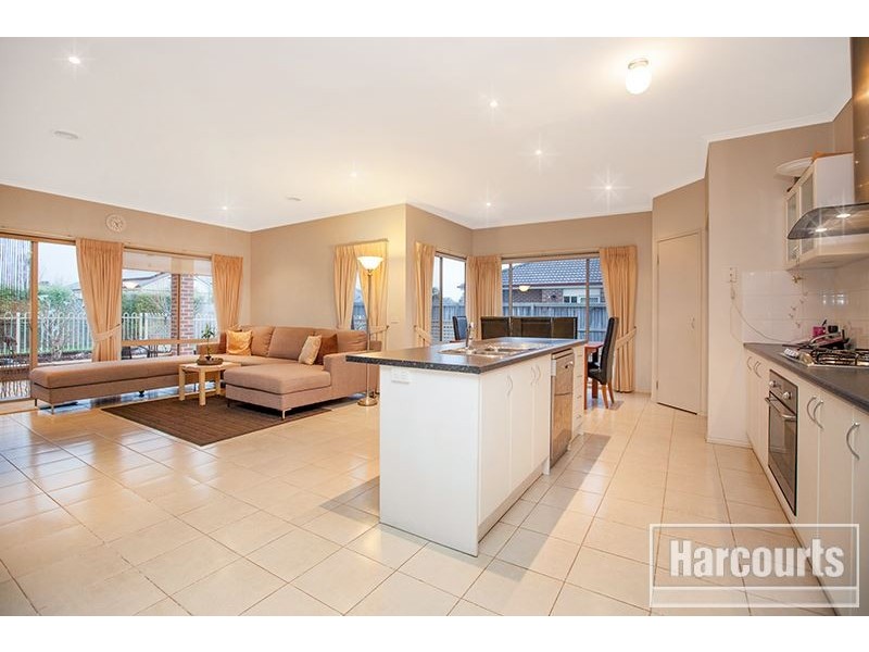 8 Banjo Paterson Drive, Pakenham VIC 3810