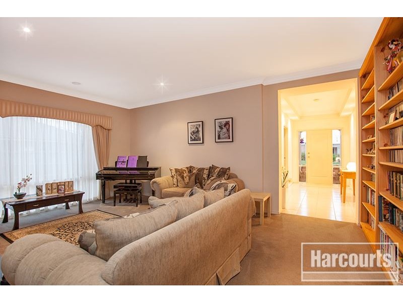 8 Banjo Paterson Drive, Pakenham VIC 3810