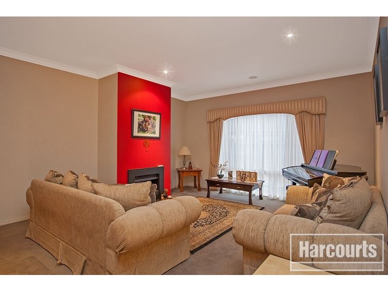 8 Banjo Paterson Drive, Pakenham VIC 3810