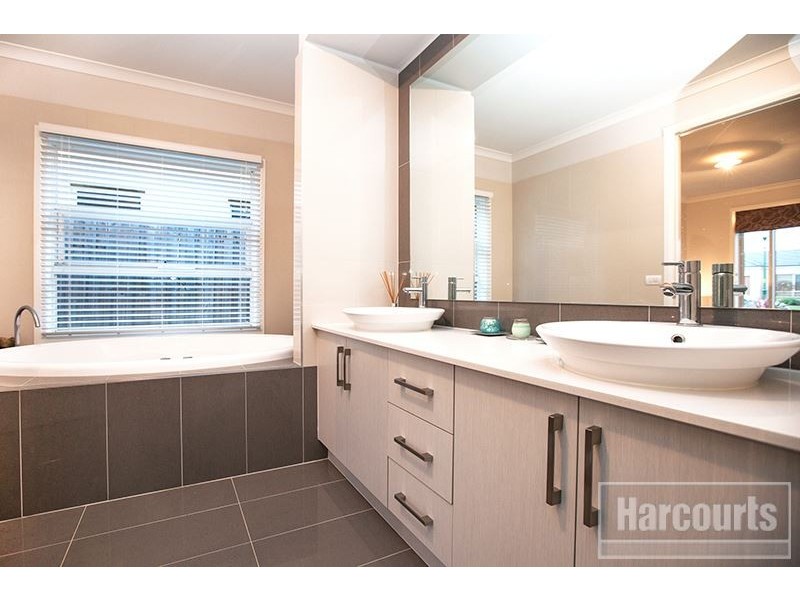 13 Whiteley Way, Pakenham VIC 3810