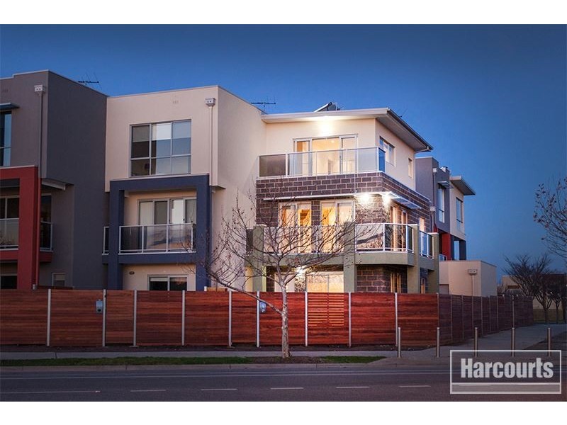 77 Lakeside Boulevard, Pakenham VIC 3810