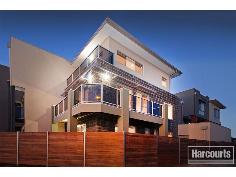 77 Lakeside Boulevard, Pakenham VIC 3810