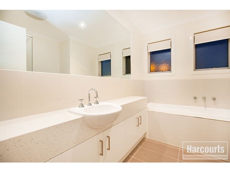 77 Lakeside Boulevard, Pakenham VIC 3810