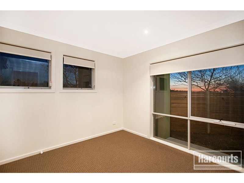 77 Lakeside Boulevard, Pakenham VIC 3810