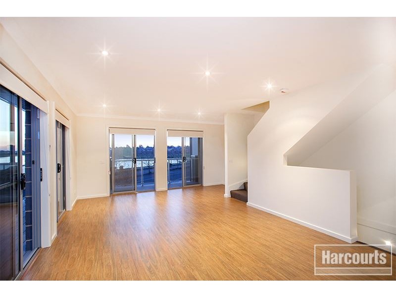 77 Lakeside Boulevard, Pakenham VIC 3810