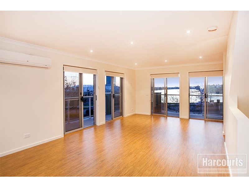 77 Lakeside Boulevard, Pakenham VIC 3810