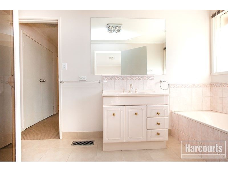 15 Thwaites Road, Pakenham VIC 3810