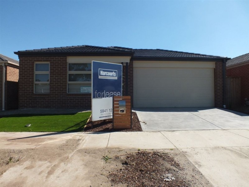 72 Fallingwater Drive, Pakenham VIC 3810