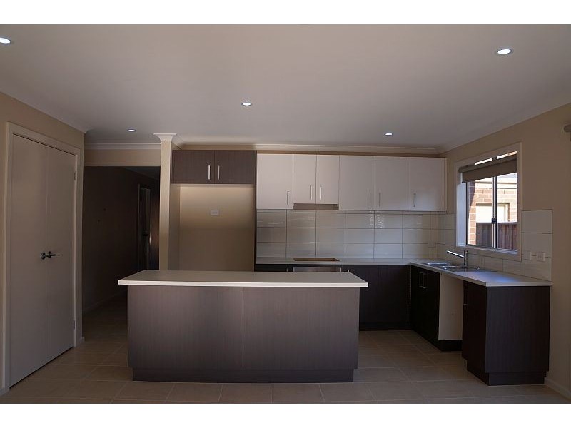 72 Fallingwater Drive, Pakenham VIC 3810