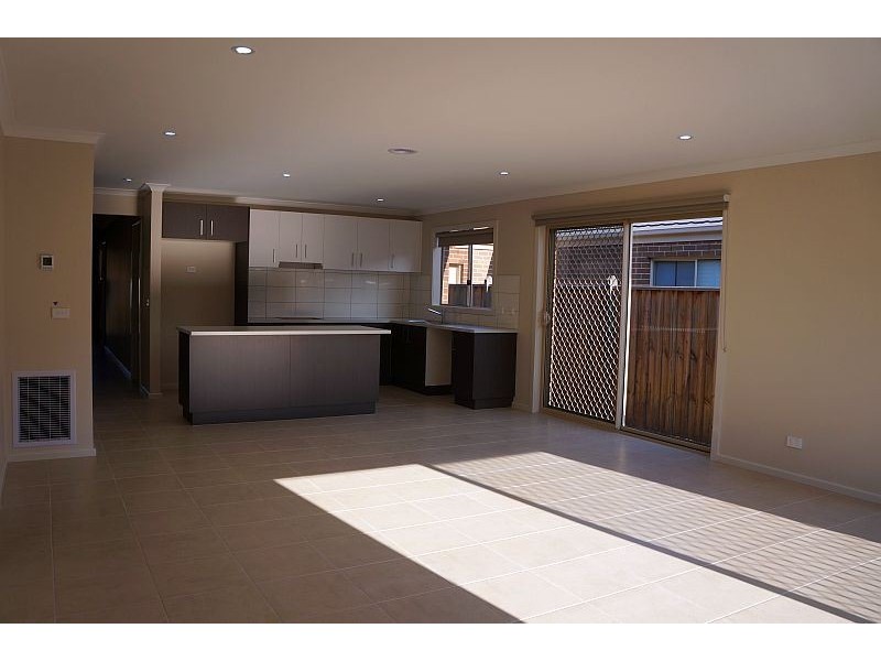 72 Fallingwater Drive, Pakenham VIC 3810