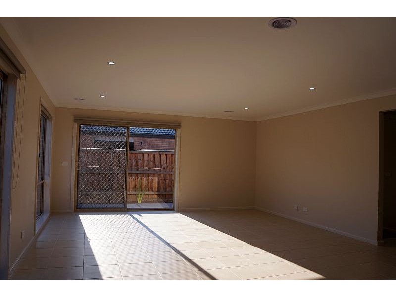 72 Fallingwater Drive, Pakenham VIC 3810