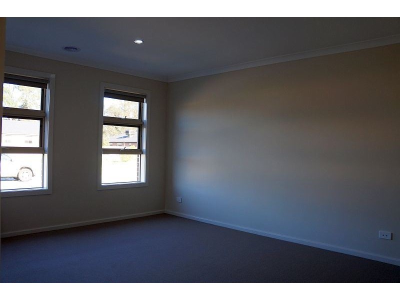 72 Fallingwater Drive, Pakenham VIC 3810