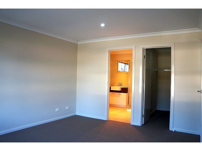 72 Fallingwater Drive, Pakenham VIC 3810