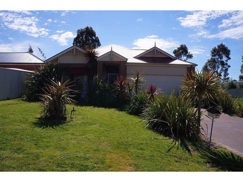 32 St Leonard Way, Pakenham VIC 3810
