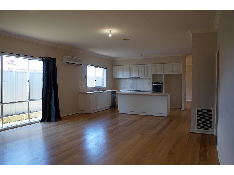 32 St Leonard Way, Pakenham VIC 3810