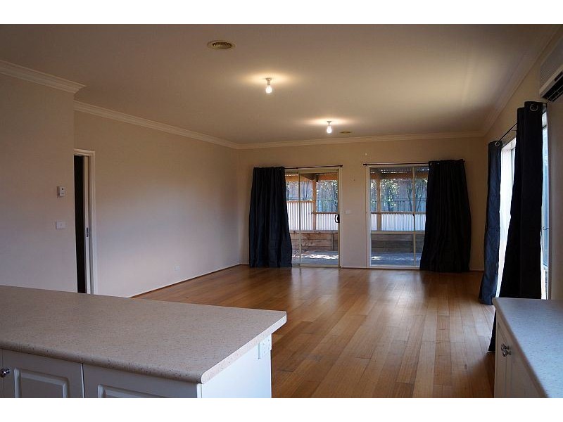 32 St Leonard Way, Pakenham VIC 3810