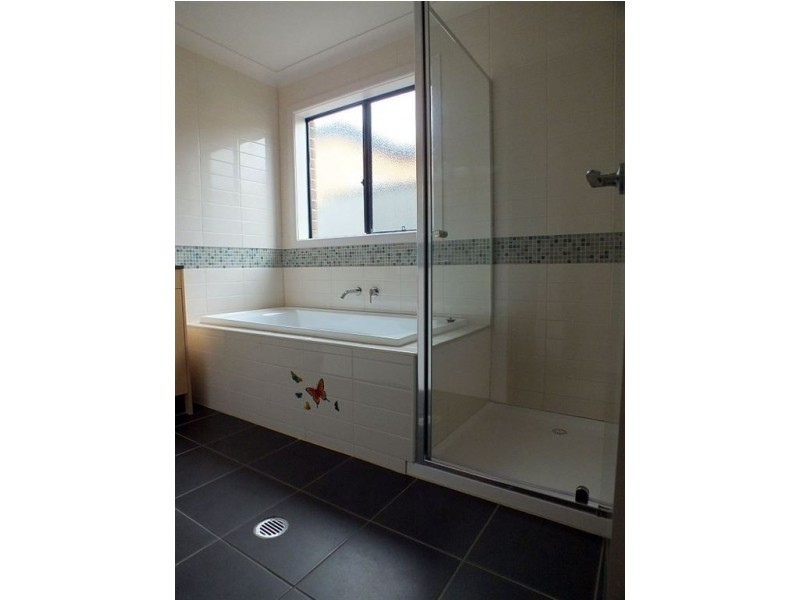 6 Orchard Valley Avenue, Pakenham VIC 3810