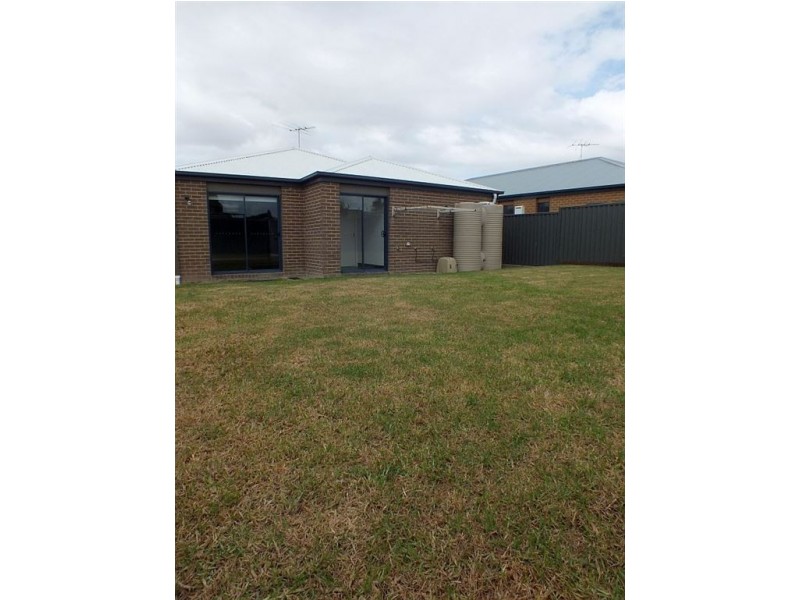 6 Orchard Valley Avenue, Pakenham VIC 3810