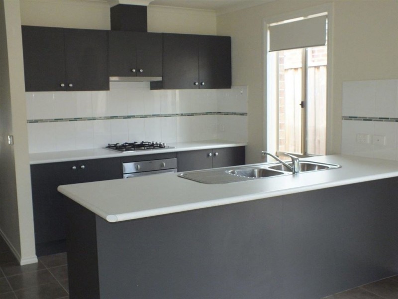 24 Kosta Boda Boulevard, Pakenham VIC 3810