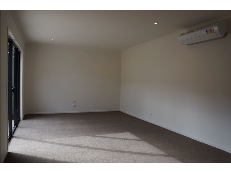 19 Hammond Crescent, Officer VIC 3809