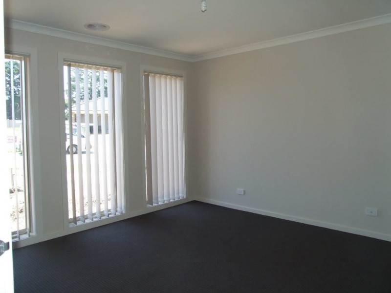 16 Hood Place, Pakenham VIC 3810