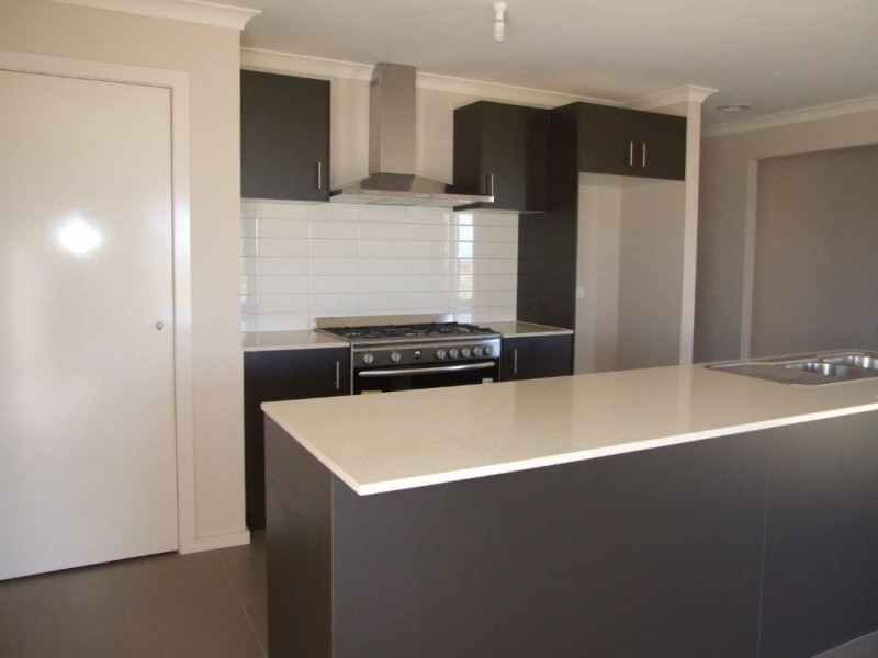 16 Hood Place, Pakenham VIC 3810