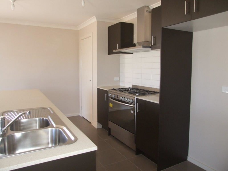 16 Hood Place, Pakenham VIC 3810