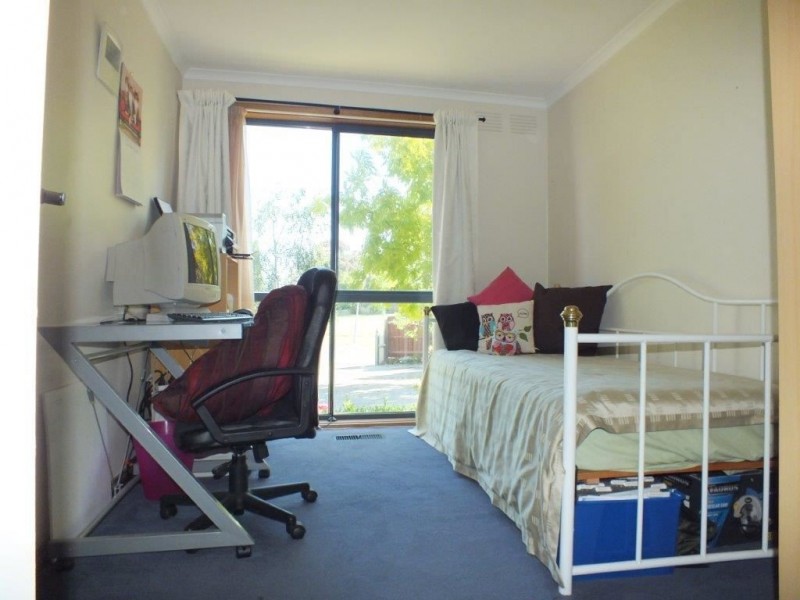 8 Finch Court, Pakenham VIC 3810