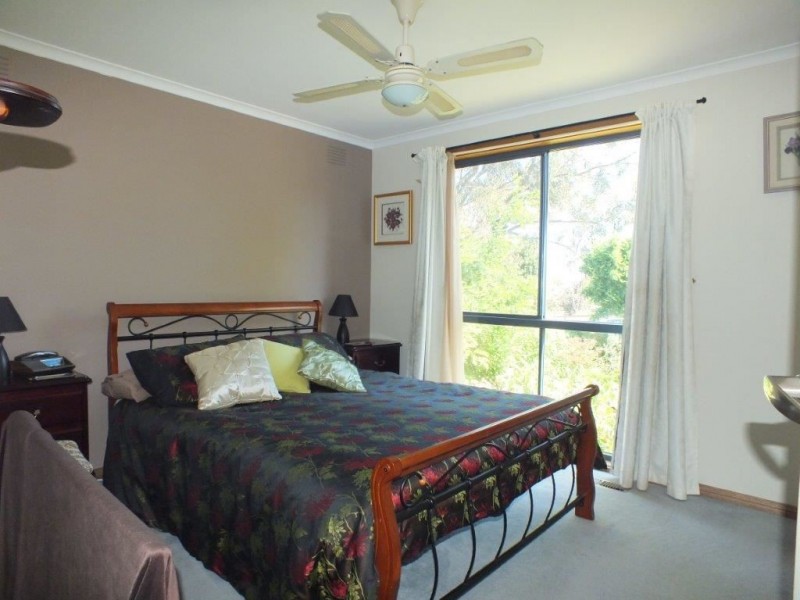 8 Finch Court, Pakenham VIC 3810