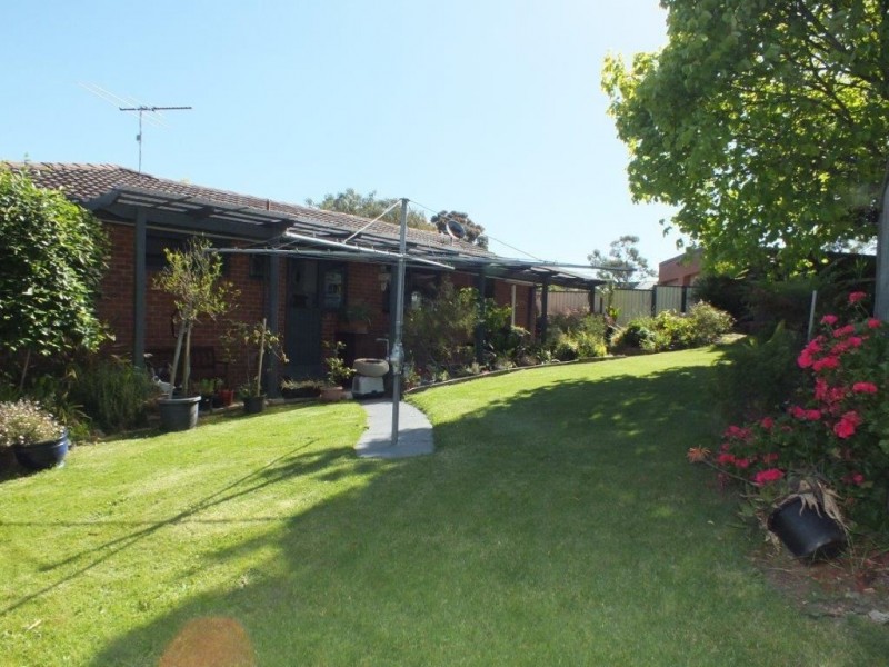 8 Finch Court, Pakenham VIC 3810